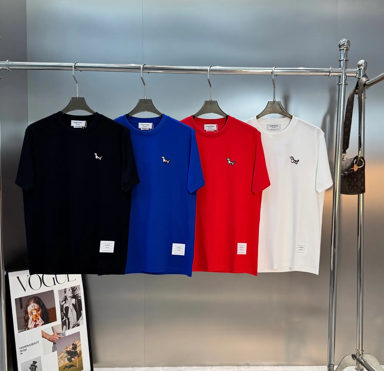 ⚜️ ～TB .26s New Arrival T . Same Style！ Classic TB . 3D 🪡 Quality . ， ～190g ！ ！ ：White.Black.Bright Red. .Sizes：M-3XL ❗️（S 4XL ）175/145 XL
